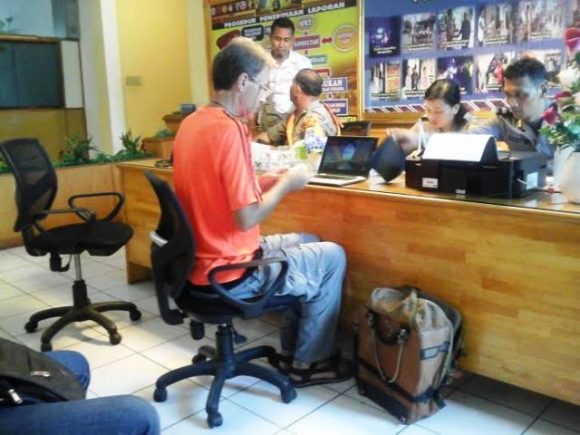 Thief! Part 3 – Follow-Up at the Police Station 20160314063606-john-saat-mengadu-ke-kantor-polisi